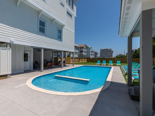 Luxury Vacation Pool Home in Salvo Close to Beach