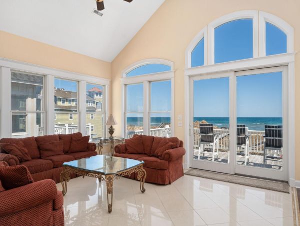 Stunning Vacation Home in Outer Banks on Beach with Pool