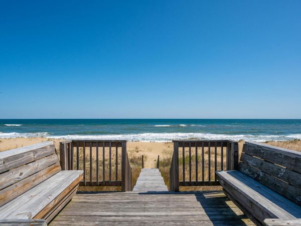 Stunning Vacation Home in Outer Banks on Beach with Pool