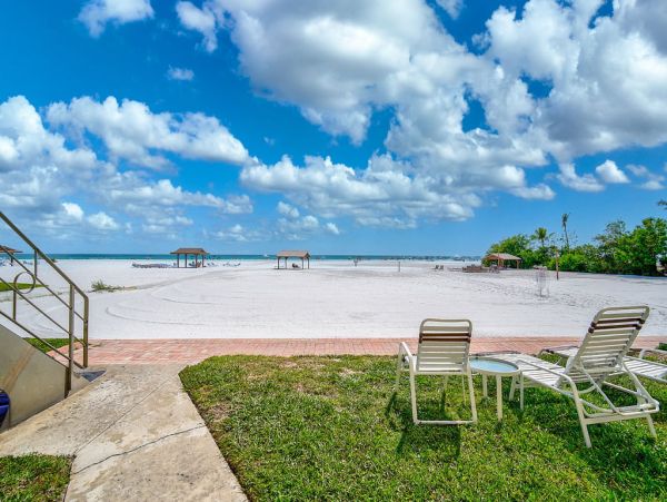 Charming 2 Bedroom Vacation Condo in Siesta Key on Beach