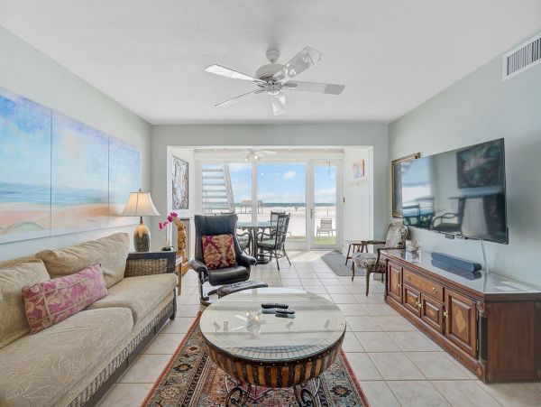 Charming 2 Bedroom Vacation Condo in Siesta Key on Beach