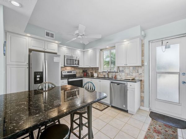 Charming 2 Bedroom Vacation Condo in Siesta Key on Beach