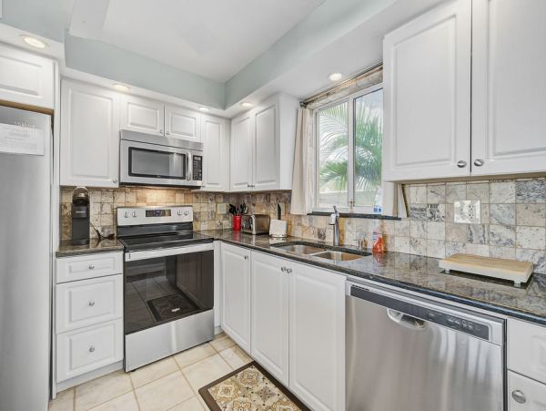 Charming 2 Bedroom Vacation Condo in Siesta Key on Beach