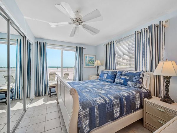 Charming 2 Bedroom Vacation Condo in Siesta Key on Beach