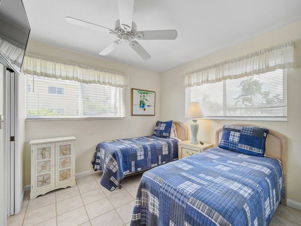Charming 2 Bedroom Vacation Condo in Siesta Key on Beach