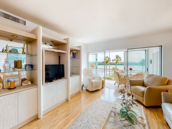 Bayfront Vacation Condo in Longboat Key Sleeps 4