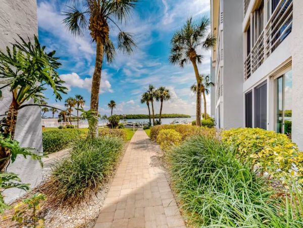 Bayfront Vacation Condo in Longboat Key Sleeps 4