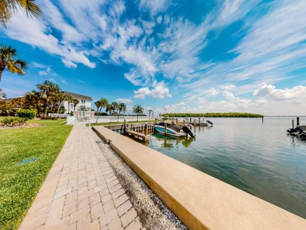 Bayfront Vacation Condo in Longboat Key Sleeps 4