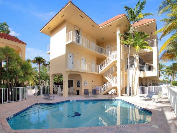 Waterfront 3 Bedroom Vacation Condo with Pool & Dock