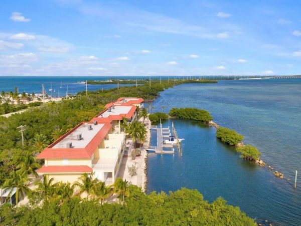 Waterfront 3 Bedroom Vacation Condo with Pool & Dock