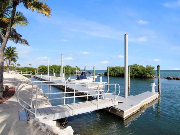 Waterfront 3 Bedroom Vacation Condo with Pool & Dock