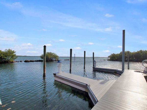 Waterfront 3 Bedroom Vacation Condo with Pool & Dock