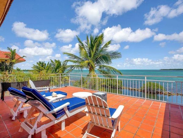 Waterfront 3 Bedroom Vacation Condo with Pool & Dock