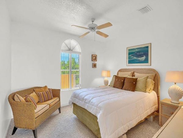 Waterfront 3 Bedroom Vacation Condo with Pool & Dock