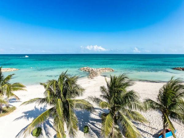 Beachfront Luxury Vacation Town House  Villa in Bahamas with Ocean Views