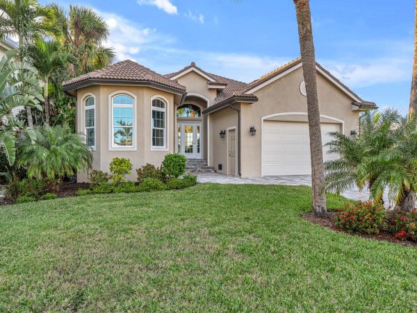 Canal-Front Gorgeous Vacation Home in Naples with Pool