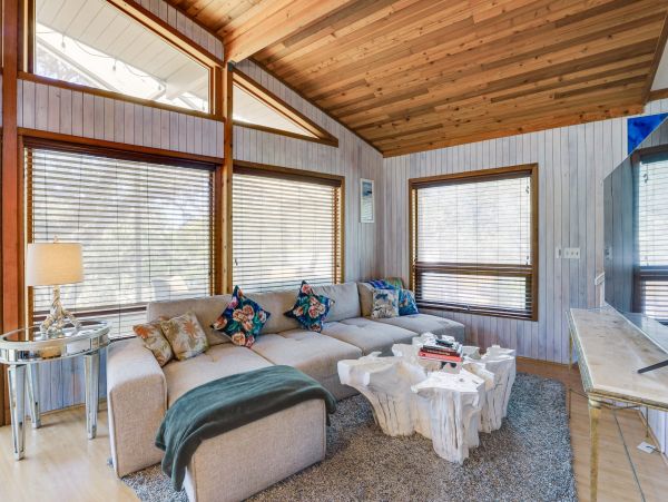 Siesta Key 2 Bedroom Vacation Home Close to Beach Sleeps 4
