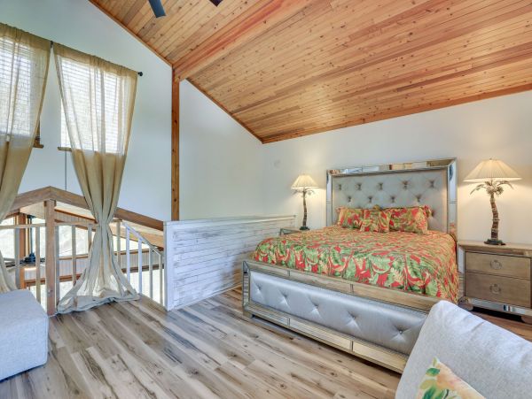 Siesta Key 2 Bedroom Vacation Home Close to Beach Sleeps 4