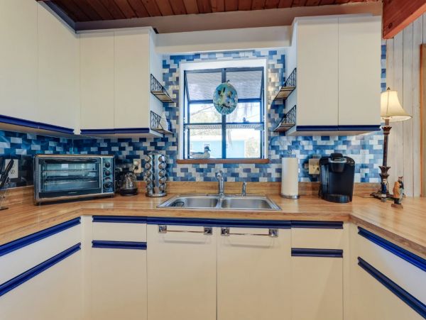 Siesta Key 2 Bedroom Vacation Home Close to Beach Sleeps 4