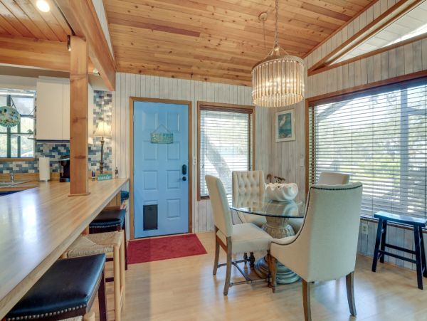 Siesta Key 2 Bedroom Vacation Home Close to Beach Sleeps 4