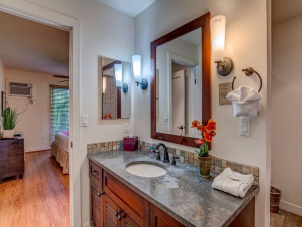 Lahaina Vacation Condo Two Bedroom Walk to Beach