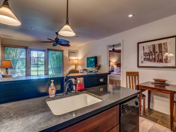 Lahaina Vacation Condo Two Bedroom Walk to Beach