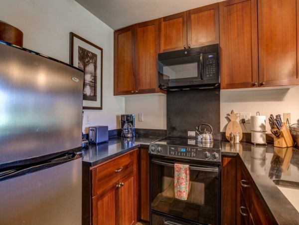 Lahaina Vacation Condo Two Bedroom Walk to Beach