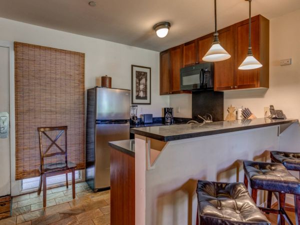 Lahaina Vacation Condo Two Bedroom Walk to Beach