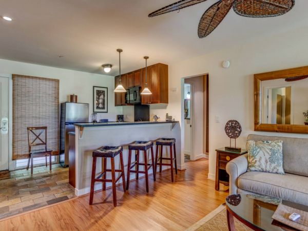 Lahaina Vacation Condo Two Bedroom Walk to Beach
