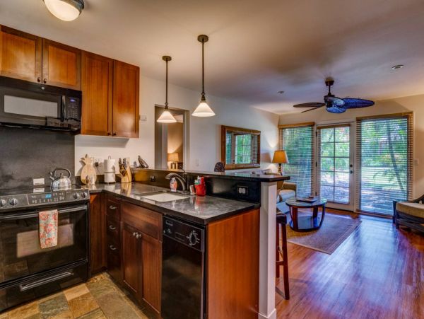 Lahaina Vacation Condo Two Bedroom Walk to Beach