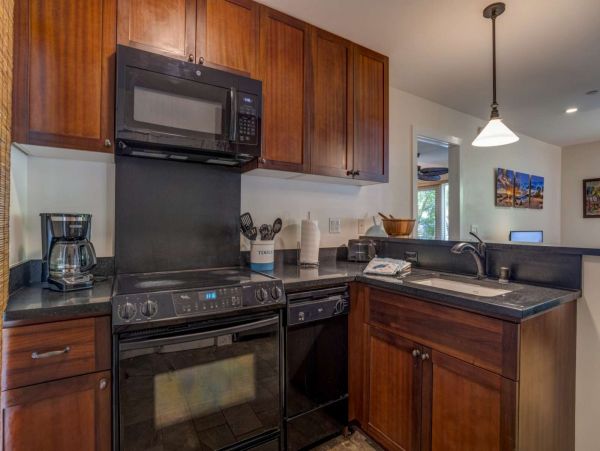 Lahaina Vacation Condo One Bedroom Walk to Beach