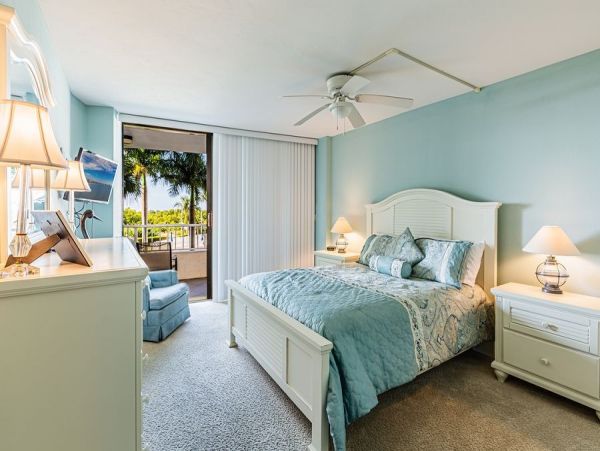 Lovely 2 Bedroom Vacation Condo in Marco Island Steps from Beach