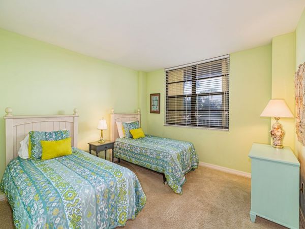 Lovely 2 Bedroom Vacation Condo in Marco Island Steps from Beach