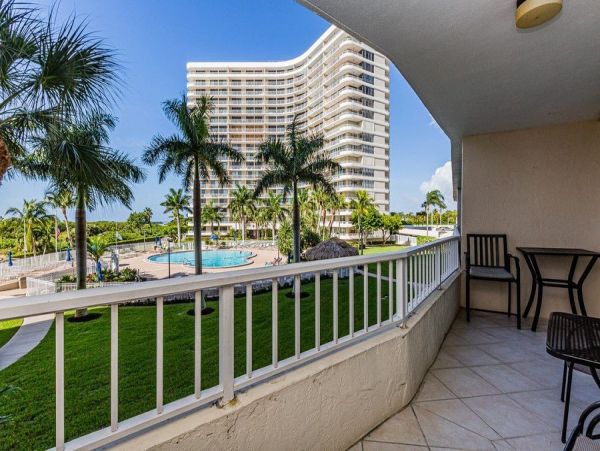 Lovely 2 Bedroom Vacation Condo in Marco Island Steps from Beach