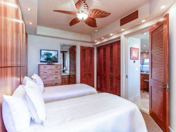 Waimea Vacation Condo Two Bedroom Walk to Beach