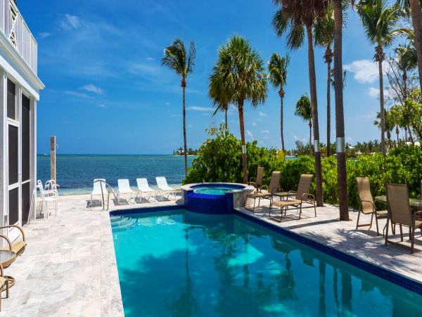 Oceanfront Paradise with 4 Bedrooms in Cayman Kai