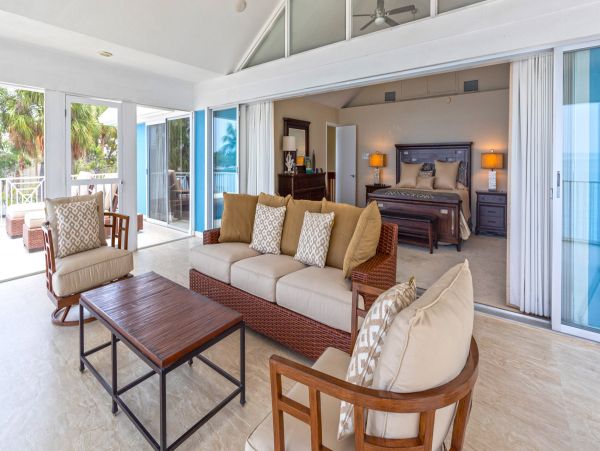 Oceanfront Paradise with 4 Bedrooms in Cayman Kai