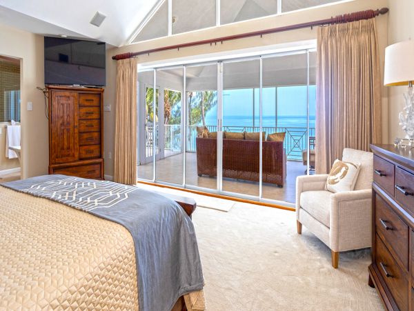 Oceanfront Paradise with 4 Bedrooms in Cayman Kai