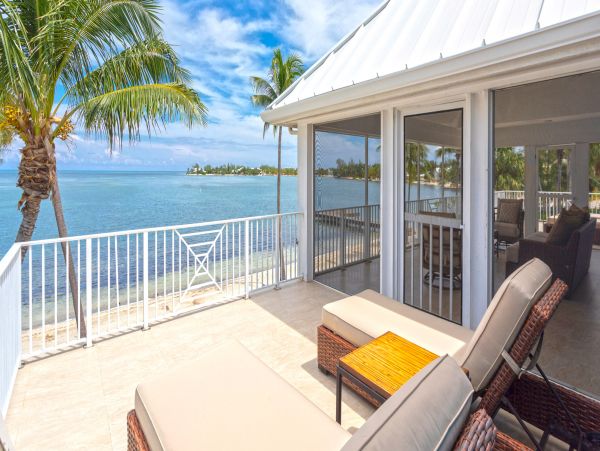 Oceanfront Paradise with 4 Bedrooms in Cayman Kai