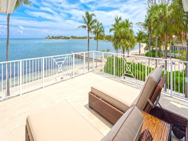 Oceanfront Paradise with 4 Bedrooms in Cayman Kai