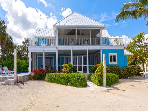 Oceanfront Paradise with 4 Bedrooms in Cayman Kai