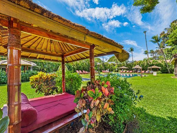 Lahaina Vacation Condo Two Bedroom Walk to Beach