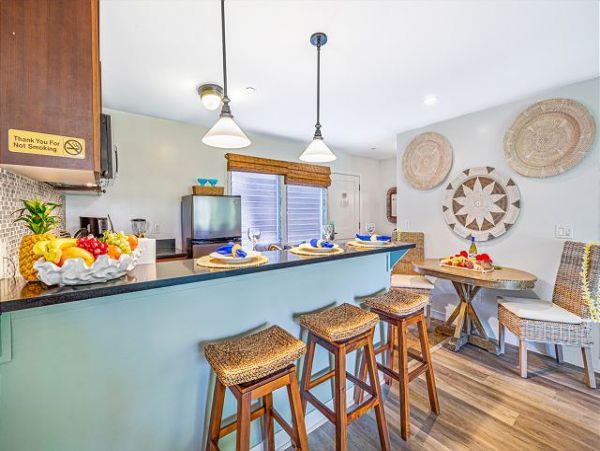 Lahaina Vacation Condo Two Bedroom Walk to Beach