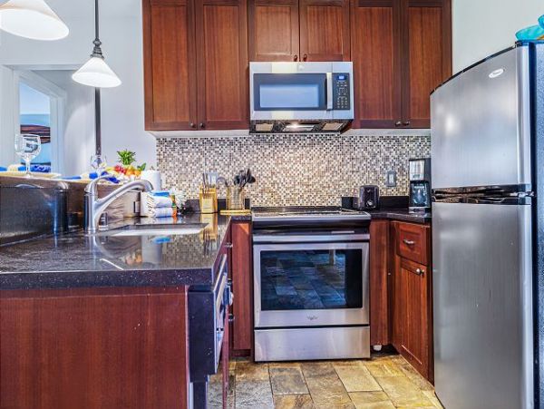 Lahaina Vacation Condo Two Bedroom Walk to Beach