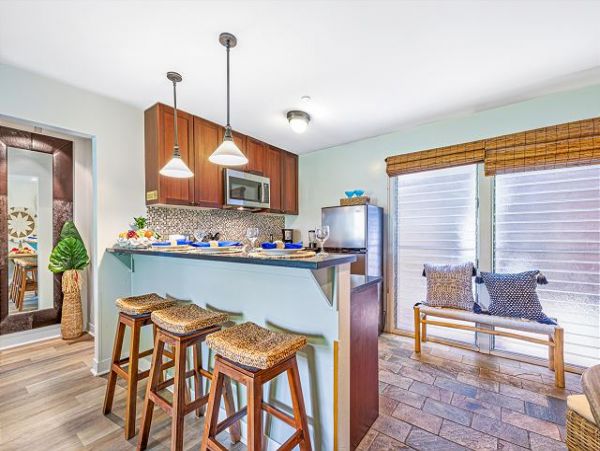 Lahaina Vacation Condo Two Bedroom Walk to Beach