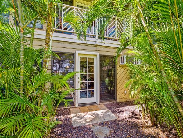 Lahaina Vacation Condo Two Bedroom Walk to Beach