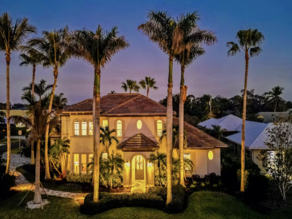 Luxury Vacation Home with Pool Walk to Naples White Beaches