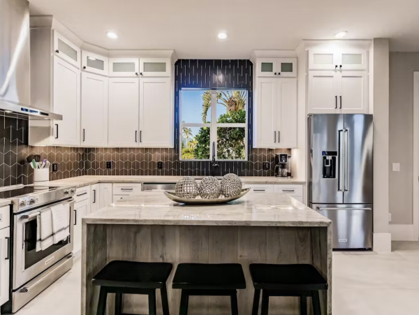 Luxury Vacation Home with Pool Walk to Naples White Beaches
