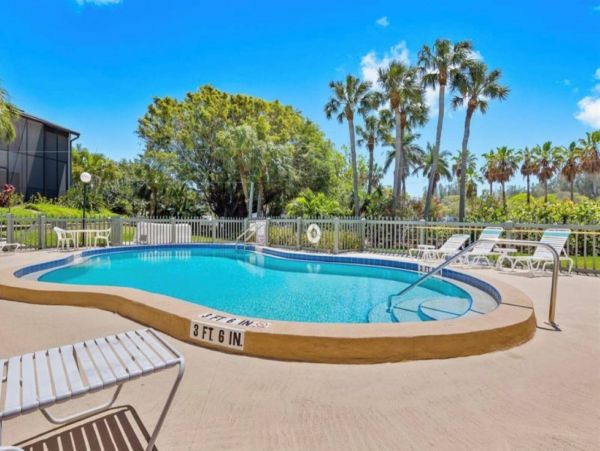 Holmes Beach Vacation Condo Three Bedroom Walk to Beach