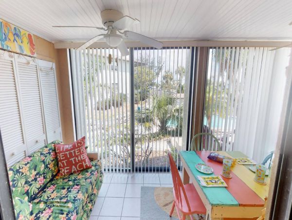Holmes Beach Vacation Condo Three Bedroom Walk to Beach